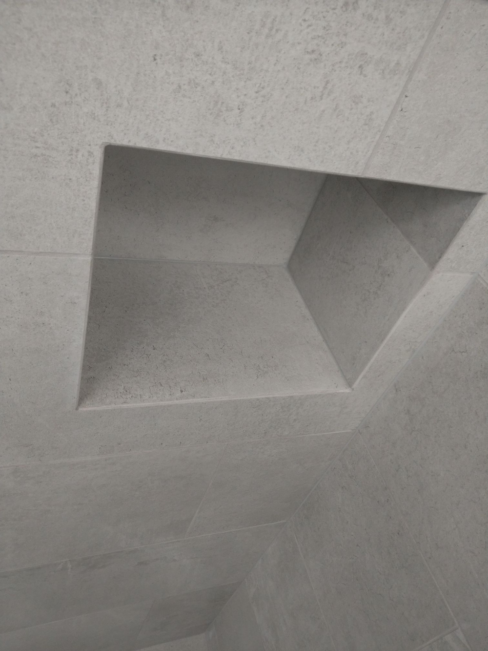 Detaljebillede af fliser lagt på nyt badeværelse i Hanstholm