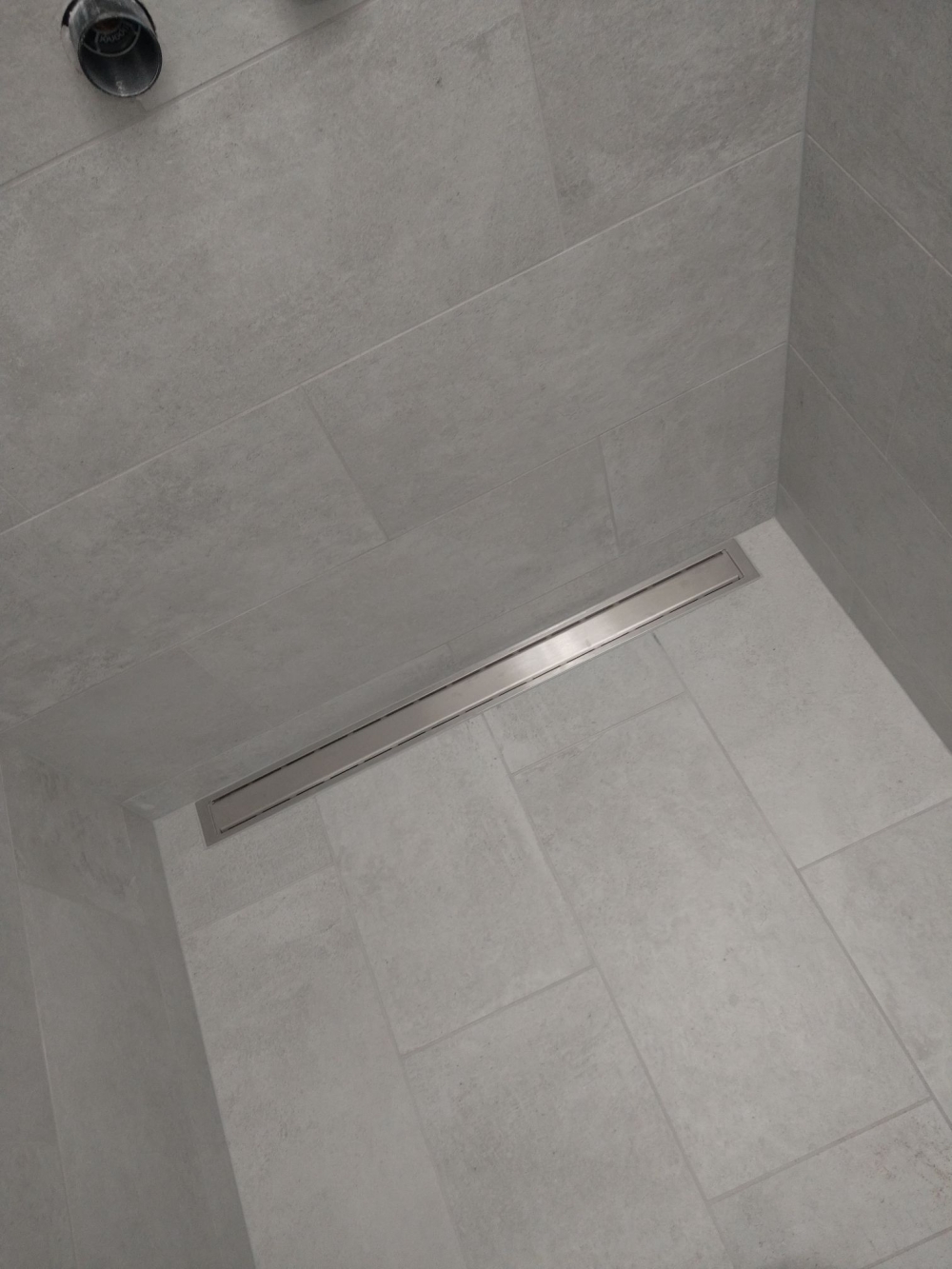 Detaljebillede af fliser lagt i brusekabine på nyt badeværelse i Hanstholm