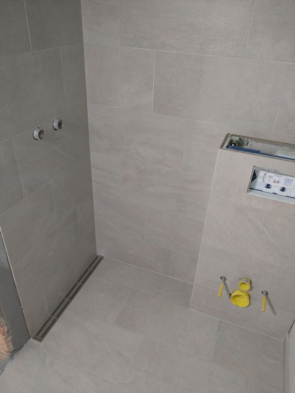 Igangværende renovering af badeværelse i Hanstholm, her mangler bruser og toilet