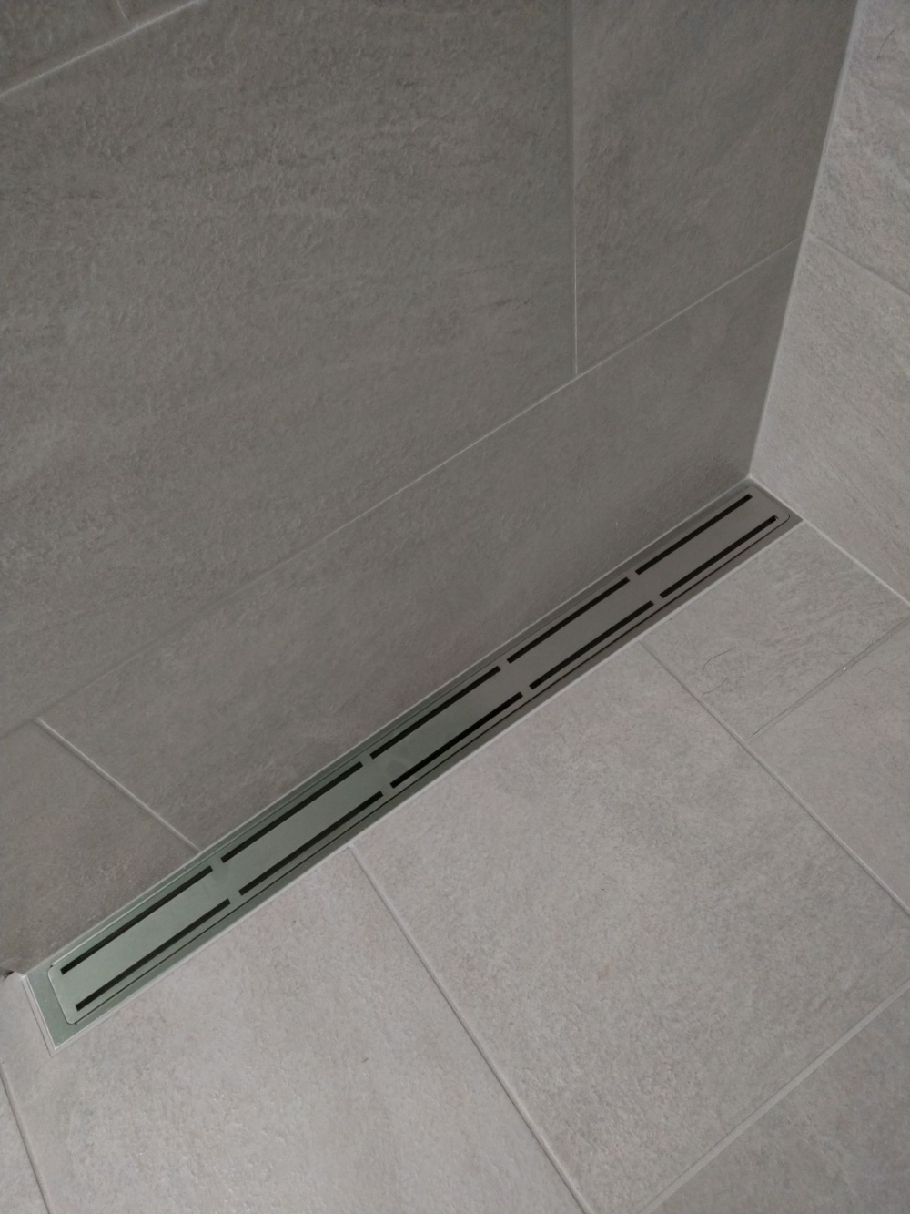 Detaljebillede af en rist på nyt badeværelse i Hanstholm