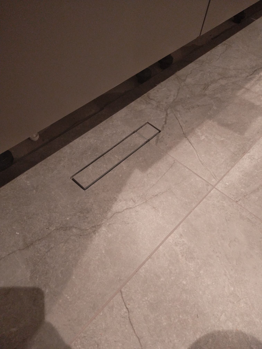 Detaljebillede af afløb i brusekabine på nyt badeværelse i Thisted