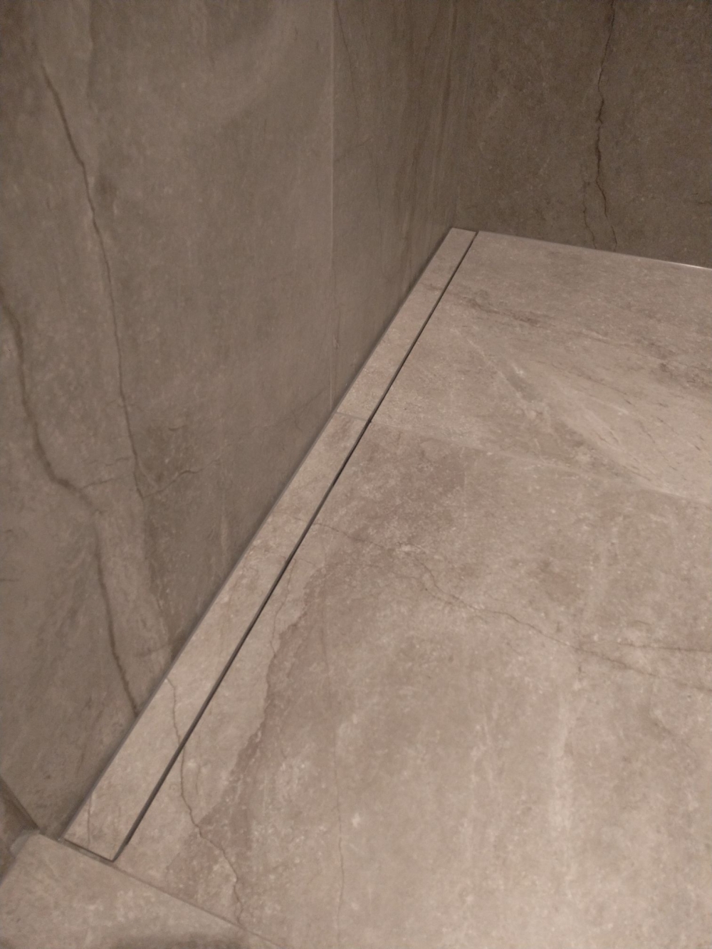 Detaljebillede af fliser på nyt badeværelse i Hanstholm